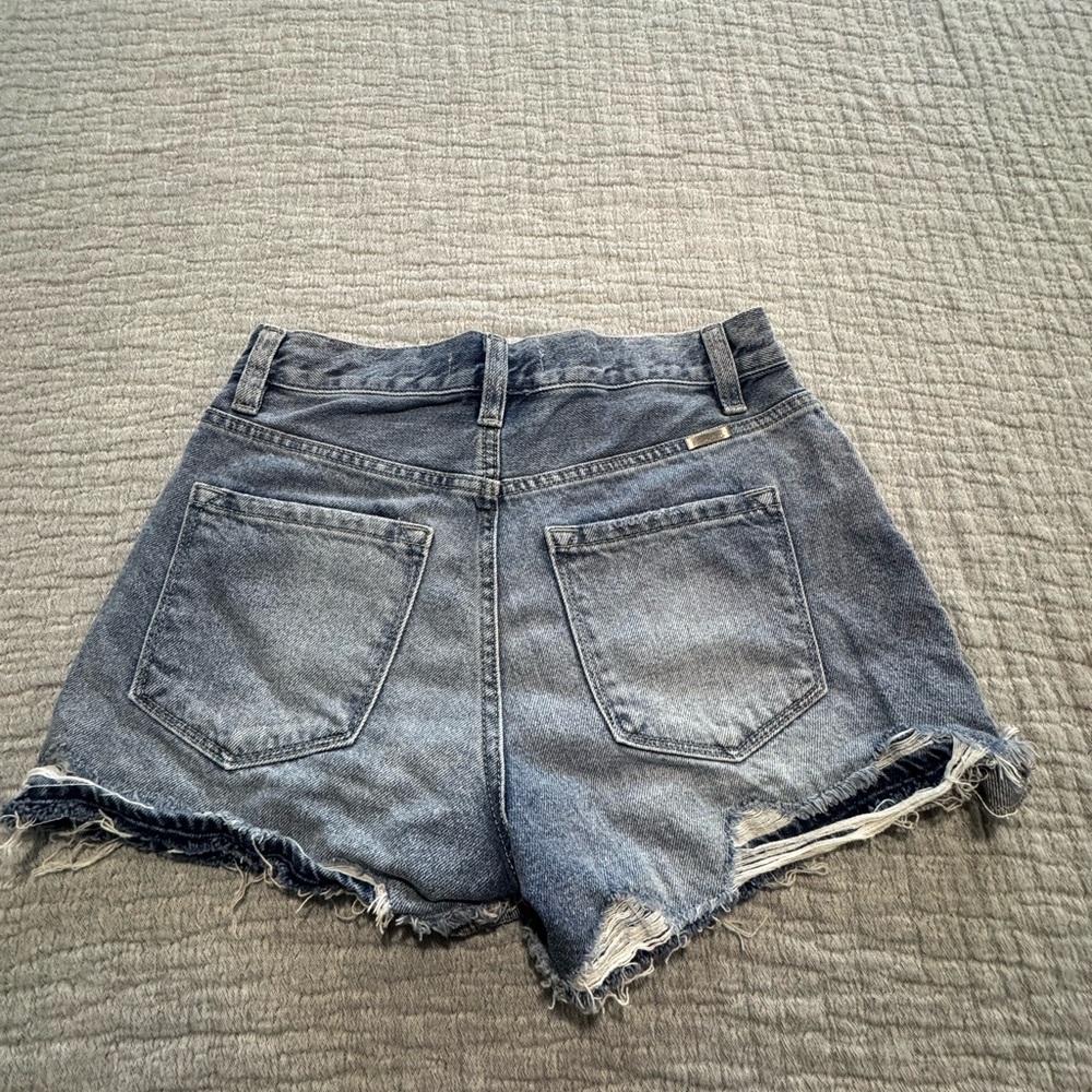 Kancan Estilo Womens High Rise Distressed Denim Shorts Size 5/26 (28”‎ x 2.5”)